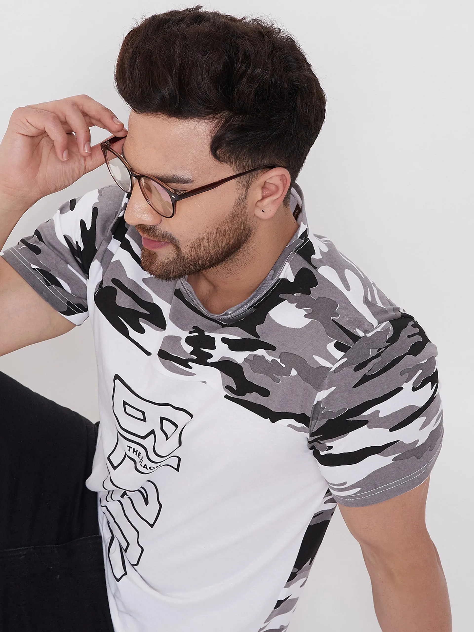 White/Army Camo Print Men's Half Sleeves Round Neck T-Shirt